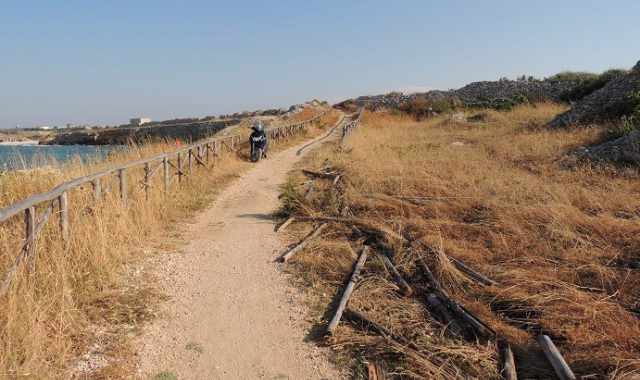 La costa crolla, a Bisceglie chiusa la pista ciclabile. Il Wwf: Lo avevamo detto